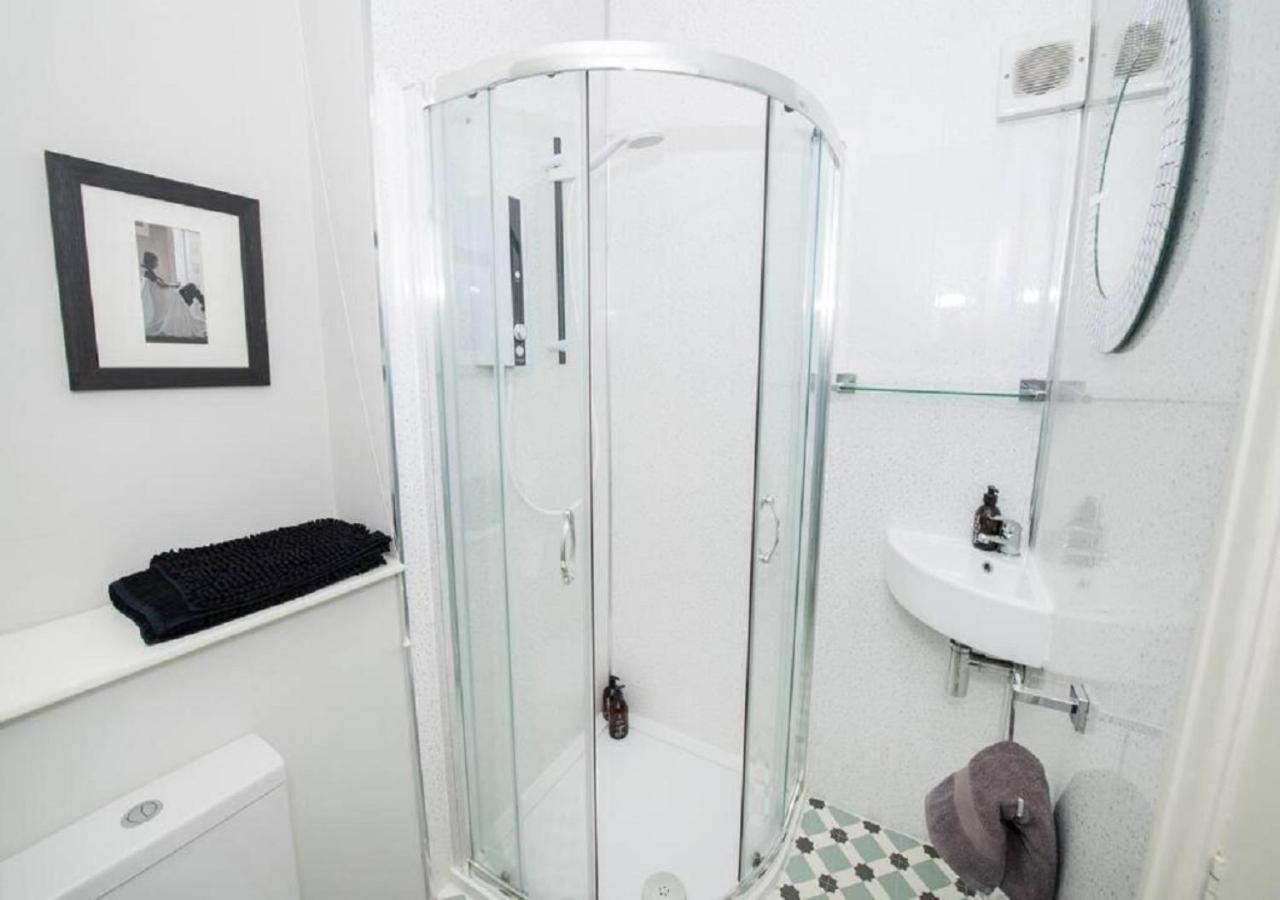 Sandmartin - Top Floor 3-Bed Apartment Sea Views & Parking Scarborough Dış mekan fotoğraf