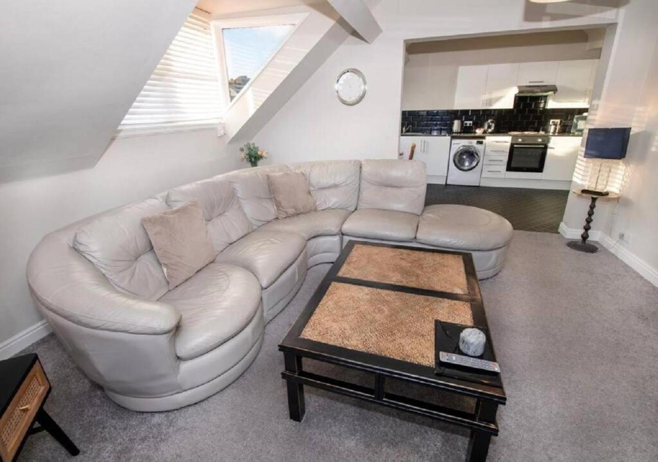 Sandmartin - Top Floor 3-Bed Apartment Sea Views & Parking Scarborough Dış mekan fotoğraf
