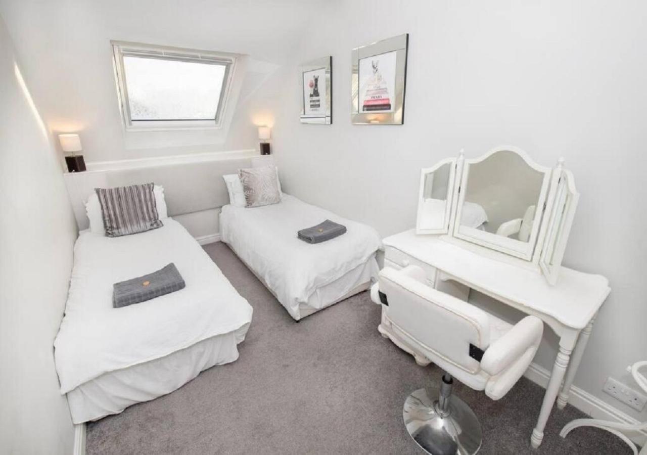 Sandmartin - Top Floor 3-Bed Apartment Sea Views & Parking Scarborough Dış mekan fotoğraf