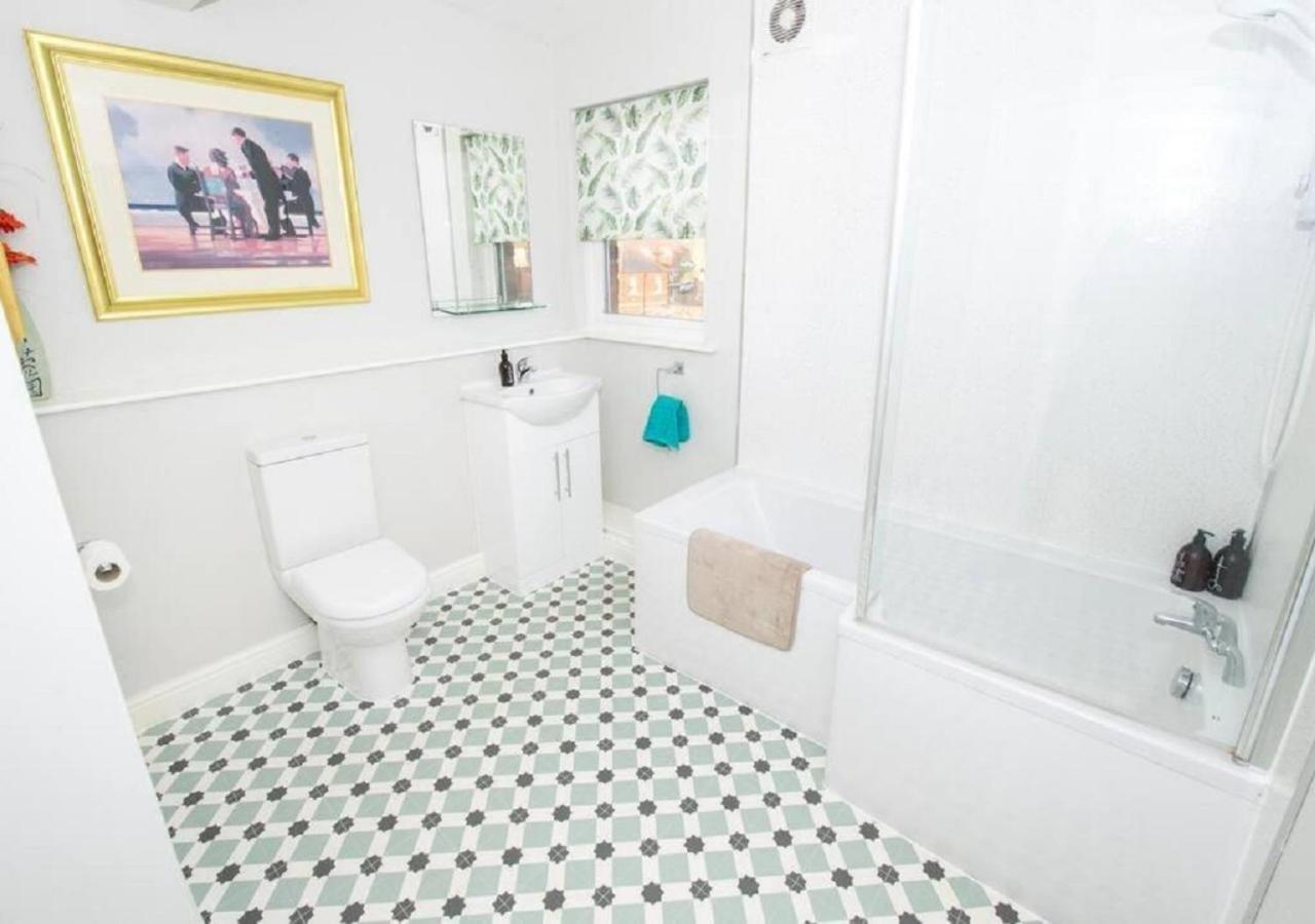Sandmartin - Top Floor 3-Bed Apartment Sea Views & Parking Scarborough Dış mekan fotoğraf