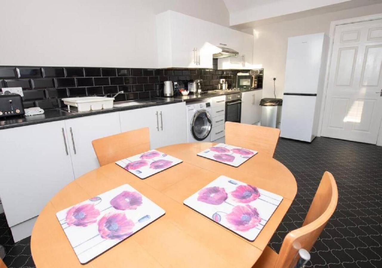 Sandmartin - Top Floor 3-Bed Apartment Sea Views & Parking Scarborough Dış mekan fotoğraf
